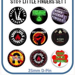 Peut inclure: Neuf badges bouton de 25 mm de diamètre avec différents motifs pour le groupe Stiff Little Fingers. Les motifs comprennent un signe de paix, un poing, une flamme brûlante, un trèfle et une étiquette de disque. Le texte "Stiff Little Fingers" apparaît sur chaque badge.