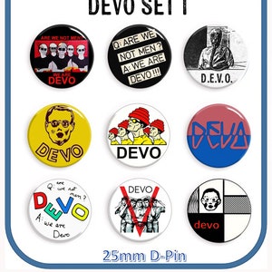 Puede incluir: Un conjunto de ocho insignias D-Pin de 25 mm con varias imágenes y textos relacionados con la banda Devo. Las insignias incluyen imágenes de los miembros de la banda, el logotipo de la banda y textos como "¿Somos o no hombres?" y "Devo".