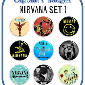 Op de afbeelding: Negen ronde, kleurrijke, knoopsluitingen met Nirvana-albumkunst en logo's. De badges bevatten afbeeldingen van een baby die zwemt, een smiley, een figuur met engelenvleugels, een schoen, een band, een beer en een schedel. De tekst op de badges omvat "Nirvana", "Nevermind", "Bleach" en "Nirvana Set 1".