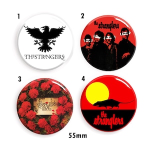 Puede incluir: Cuatro botones de 55 mm con diferentes diseños de la banda The Stranglers. El primer botón tiene un cuervo negro sobre un fondo blanco. El segundo botón tiene una imagen en blanco y negro de los miembros de la banda. El tercer botón tiene una corona de flores rojas con el título del álbum "The Stranglers: No More Heroes" en el centro. El cuarto botón tiene un diseño rojo, amarillo y negro con una rata y el nombre de la banda.