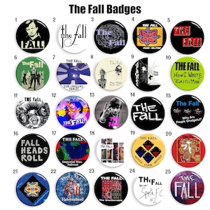 Op de afbeelding: Een verzameling van 25 ronde knoppen met het logo van de band The Fall en albumtitels. De knoppen zijn kleurrijk en hebben verschillende ontwerpen, waaronder een spinnenweb, een bloem en een schedel.