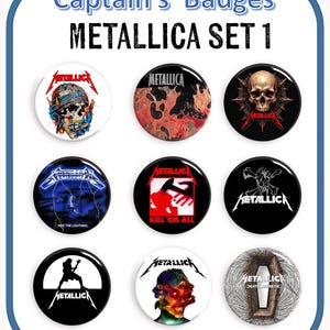 Może przedstawiać: Zestaw dziewięciu okrągłych odznak zespołu Metallica. Każda odznaka ma inny wzór, w tym czaszki, okładki albumów i logo zespołu. Tekst "METALLICA SET 1" jest wyświetlany u góry. Strona internetowa www.captainsbadges.co.uk znajduje się na dole.