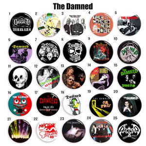 Op de afbeelding: Een verzameling van 25 ronde pinback-buttons met verschillende ontwerpen gerelateerd aan de band "The Damned". De buttons tonen albumhoezen, bandlogo's en graphics in verschillende kleuren, waaronder zwart, wit, rood en groen.