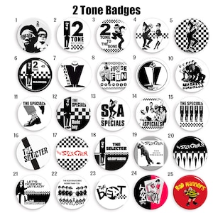 Op de afbeelding: Een set van 25 ronde zwart-witte badges met verschillende 2 Tone ska bandlogo's. De badges bevatten bandnamen zoals The Specials, Madness, The Selecter en The Beat.