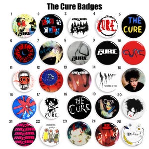 Puede incluir: Una colección de 25 insignias redondas con varios diseños y el nombre de la banda "The Cure". Las insignias muestran imágenes, texto y gráficos en varios colores, incluyendo rojo, negro, blanco y azul. El texto "The Cure" es visible en varias insignias.