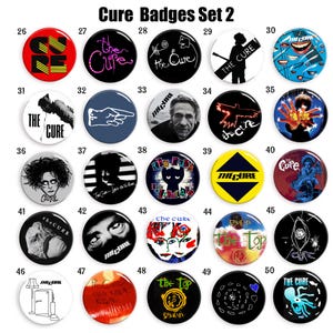 Pode incluir: Uma coleção de vinte e cinco crachás circulares rotulados como Cure Badges Set 2, apresentando vários designs gráficos, logotipos de bandas e ilustrações artísticas relacionadas à banda The Cure, dispostos em uma grade numerada de 26 a 50.