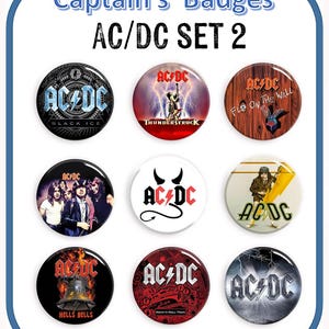 Op de afbeelding: Set van negen AC/DC band badges. Elke ronde badge heeft een ander ontwerp, met het logo van de band en albumillustraties. De badges hebben een glanzende afwerking. De tekst "Captain's Badges" en "AC/DC SET 2" staan bovenaan.