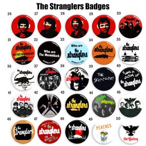 Puede incluir: Una colección de 50 botones redondos y coloridos con el logotipo de la banda The Stranglers y varias portadas de álbumes. Los botones están dispuestos en una cuadrícula con los números del 26 al 50.