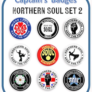 Peut inclure: Ensemble de neuf badges Northern Soul ronds. Les badges présentent divers motifs, dont un poing levé, des danseurs et des textes tels que "Keep the Faith" et "Northern Soul". Les badges sont de couleurs variées, notamment rouge, blanc, noir et bleu.