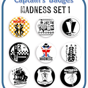 Puede incluir: Un conjunto de nueve insignias redondas de Madness con varios diseños. Las insignias presentan gráficos en blanco y negro, incluyendo miembros de la banda, el logotipo de Madness y el texto "MADNESS". Algunas insignias tienen fondos a cuadros o elementos de la bandera británica. El texto "Captain's Badges" y "MADNESS SET 1" están en la parte superior.