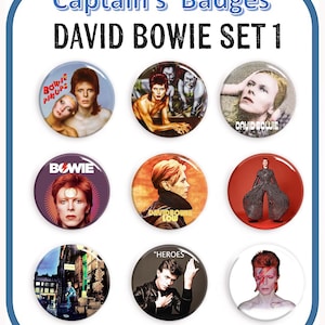 Peut inclure: Un ensemble de neuf badges ronds David Bowie. Les badges présentent des images de David Bowie dans diverses poses emblématiques et des pochettes d'album. Le texte sur les badges comprend "BOWIE PINUPS", "BOWIE", "DAVID BOWIE LOW" et "HEROES". Le texte "Captain's Badges DAVID BOWIE SET 1" est en haut.