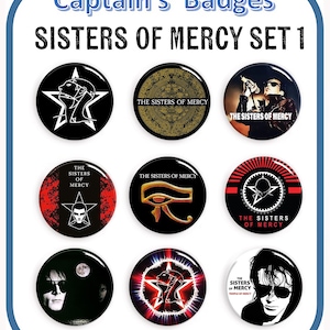 Könnte beinhalten: Neun Buttons der Band Sisters of Mercy mit schwarzem Hintergrund. Die Buttons zeigen Band-Bilder, darunter Porträts, Sterndesigns und den Bandnamen. Der Text "Captain's Badges" und "SISTERS OF MERCY SET 1" stehen oben. Website-Adresse unten.