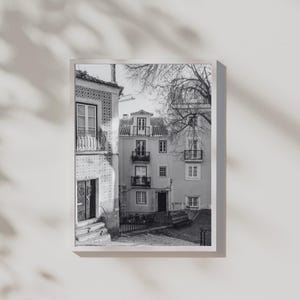 Wydruk fotograficzny domów w Lizbonie: Czarno-biała architektura Portugalii (pobranie cyfrowe)
