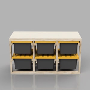 Puede incluir: Una estantería de almacenamiento de madera con seis contenedores de almacenamiento negros. La estantería tiene un acabado de madera clara y los contenedores tienen tapas amarillas.