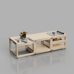 Op de afbeelding: Een houten werkbank met een verstekzaag en een tafelzaag. De werkbank heeft twee planken en staat op wielen. De verstekzaag is geel en zwart, en de tafelzaag is zilver.