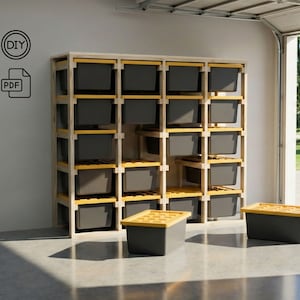 Peut inclure: Unité de rangement en bois avec plusieurs compartiments, chacun contenant un bac gris avec un couvercle jaune. L'unité est construite avec du bois de couleur claire et est placée contre un mur blanc dans un garage. Deux bacs supplémentaires sont devant.