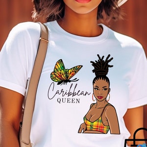 Peut inclure: T-shirt blanc avec un papillon coloré et une femme aux dreadlocks portant un haut à carreaux. Le texte "Caribbean Queen" est imprimé sur le t-shirt.