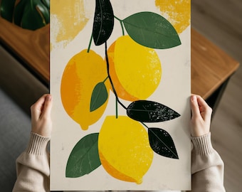 Op de afbeelding: Een print met een gestileerde illustratie van citroenen op een tak met groene bladeren. De citroenen zijn geel en oranje, met een getextureerd uiterlijk. De achtergrond is lichtbeige met gele penseelstreken.