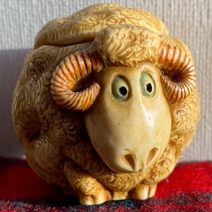 Miniatyr fårfigur, "Tammie the Ram" Harmony Ball Pot Belly Ewe Liten behållare smyckeskrin