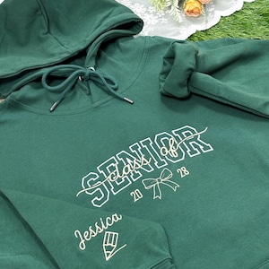 Geborduurde seniorenhoodie | Sweater voor seniorenteam Coquette Bow | Terug naar school-cadeau | Klasse van 2026 | Seniorenavond | Cadeau voor senioren