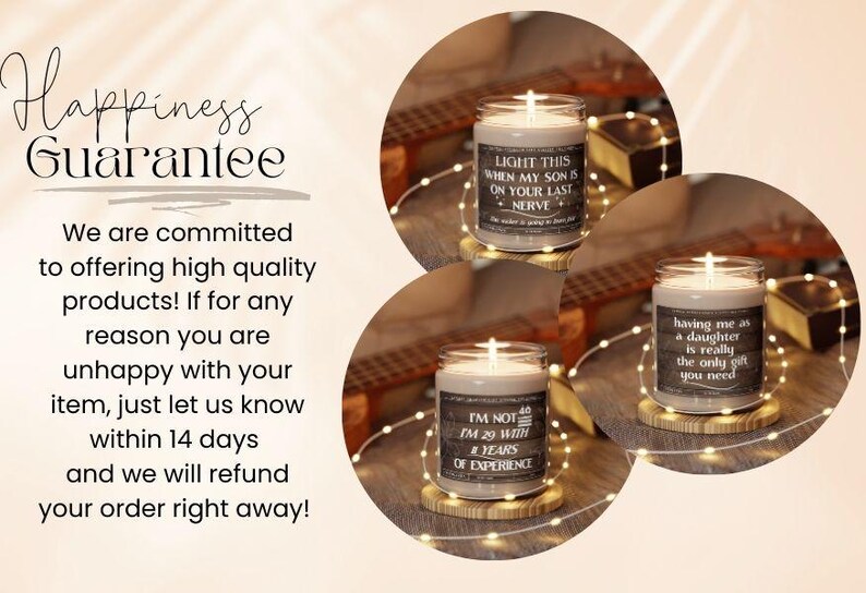 K&ouml;nnte beinhalten: Drei gl&auml;serne Kerzenbeh&auml;lter mit wei&szlig;em Wachs und schwarzen Etiketten. Die Etiketten enthalten humorvollen Text &uuml;ber Familie und Leben. Die Kerzen stehen auf Holzsockeln mit wei&szlig;en Lichterketten drumherum.