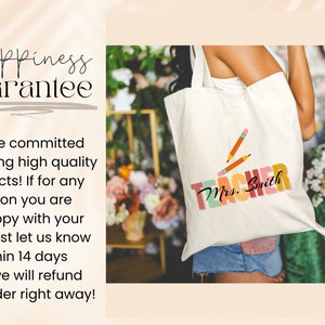 Pu&ograve; includere: Una borsa di tela bianca con il testo "Teacher" in lettere colorate e il testo "Mrs. Smith" sotto. Due matite sono disegnate sopra la parola "Teacher".