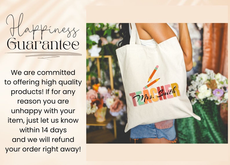 Pu&ograve; includere: Una borsa di tela bianca con il testo "Teacher" in lettere colorate e il testo "Mrs. Smith" sotto. Due matite sono disegnate sopra la parola "Teacher".