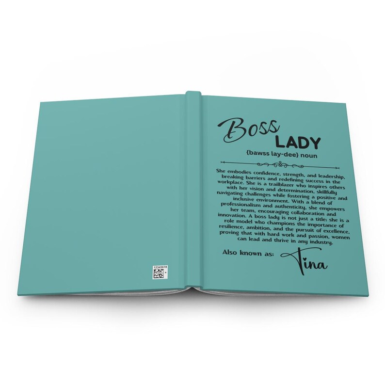 Puede incluir: Un diario de color turquesa con las palabras "Boss Lady" en una elegante escritura. La definici&oacute;n de "Boss Lady" est&aacute; impresa debajo, junto con una descripci&oacute;n de sus cualidades. El nombre "Tina" est&aacute; firmado en la parte inferior.