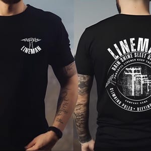 Puede incluir: Camiseta negra con un dise&ntilde;o gr&aacute;fico blanco de un pu&ntilde;o sosteniendo un rayo y el texto "Lineman". La parte posterior de la camiseta tiene un dise&ntilde;o gr&aacute;fico blanco de un c&iacute;rculo con el texto "Lineman Rain Shine Sleet or Snow Powerful Linemen Keep the Lights On Climbing Poles Defying Gravity Company Name".