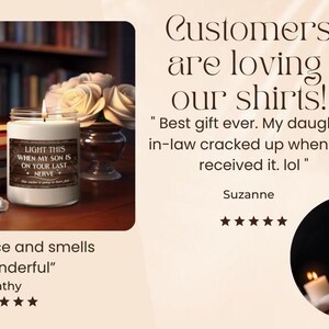 Puede incluir: Una vela blanca con una etiqueta negra que dice "Enciende esto cuando mi hijo est&eacute; en tu &uacute;ltimo nervio". La vela est&aacute; sobre una mesa de madera con una pila de libros y un ramo de flores blancas.