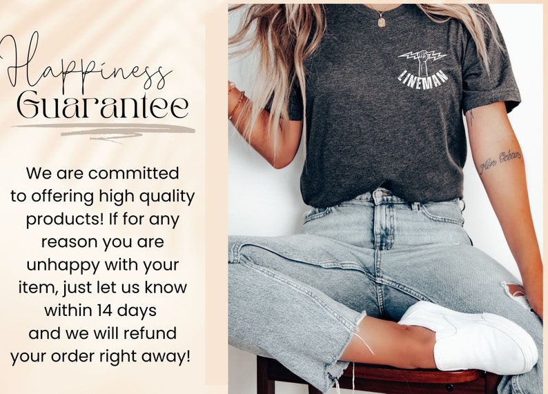 Puede incluir: Una camiseta gris oscuro con un gr&aacute;fico blanco de un pu&ntilde;o sosteniendo un rayo y la palabra "LINEMAN" debajo. La camiseta la lleva puesta una persona con un tatuaje en el brazo. El texto "Happiness Guarantee" est&aacute; escrito en una fuente decorativa sobre un fondo melocot&oacute;n. El texto debajo de la garant&iacute;a explica la pol&iacute;tica de devoluci&oacute;n.