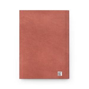 Puede incluir: Un diario rectangular cerrado con una cubierta texturizada de color marr&oacute;n rojizo. El diario se ve desde el frente. Un peque&ntilde;o cuadrado blanco con un c&oacute;digo de barras y n&uacute;meros est&aacute; en la esquina inferior derecha.