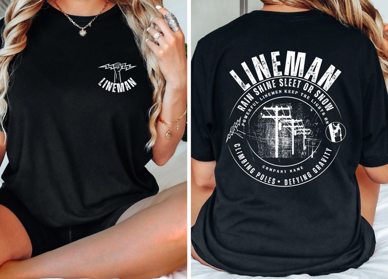 Puede incluir: Camiseta negra con un gr&aacute;fico blanco de un pu&ntilde;o sosteniendo un rayo y el texto "Lineman". La parte posterior de la camiseta tiene un gr&aacute;fico blanco de un lineman escalando un poste de energ&iacute;a con el texto "Lineman Rain Shine Sleet or Snow Powerful Linemen Keep the Lights On Climbing Poles Defying Gravity Company Name".