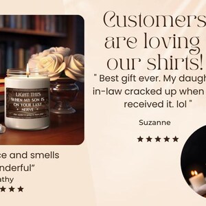 K&ouml;nnte beinhalten: Eine wei&szlig;e Kerze mit einem braunen Etikett, auf dem "Z&uuml;nde diese an, wenn mein Sohn dir auf die Nerven geht" steht. Die Kerze steht auf einer Holzoberfl&auml;che mit B&uuml;chern und Blumen im Hintergrund.