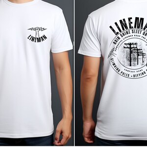 Puede incluir: Camiseta blanca con un gr&aacute;fico negro de un pu&ntilde;o sosteniendo un rayo y el texto "LINEMAN". La parte posterior de la camiseta tiene un gr&aacute;fico circular negro con el texto "LINEMAN RAIN SHINE SLEET OR SNOW POWERFUL LINEMEN KEEP THE LIGHTS ON CLIMBING POLES DEFYING GRAVITY COMPANY NAME".