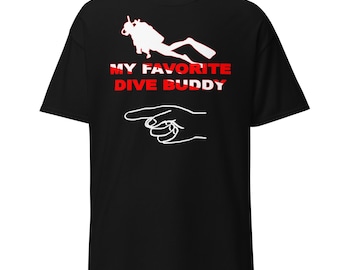Meu companheiro de mergulho favorito com um dedo apontando para a camiseta ESQUERDA do mergulhador