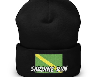 Bonnet à revers brodé drapeau Scuba Diver Down aux couleurs nitrox avec le texte Sardine Run.