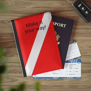 Passport Cover Taucher Down Flagge, personalisierte PU Kunstleder Reisebegleiter für Reisende, Geschenkidee, Innentaschen, RFID-Blockierung