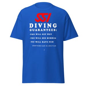 Könnte beinhalten: Ein blaues T-Shirt mit dem Text "SSI DIVING GUARANTEES: YOU WILL GET WET, YOU WILL SEE BUBBLES, YOU WILL HAVE FUN, EVERYTHING ELSE IS A BIG PLUS". Das SSI-Logo ist rot. Das Shirt hat kurze Ärmel und einen Rundhalsausschnitt.
