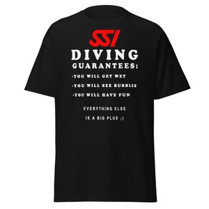 Op de afbeelding: Zwart T-shirt met witte tekst die luidt: "SSI Diving Guarantees: -You will get wet -You will see bubbles -You will have fun Everything else is a big plus ;)"
