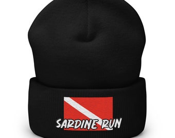 Gorro con puños bordado con la bandera Scuba Diver Down y el texto Sardine Run.