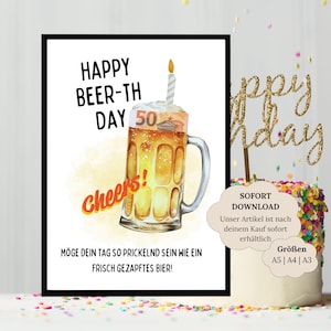 Może przedstawiać: Oprawiony wydruk z napisami "HAPPY BEER-TH DAY 50" i "Cheers!" nad akwarelową ilustracją kufla piwa ze świecą. Wydruk zawiera również niemiecki tekst. Ciasto ze złotym brokatowym topperem "Happy Birthday" znajduje się na zdjęciu.
