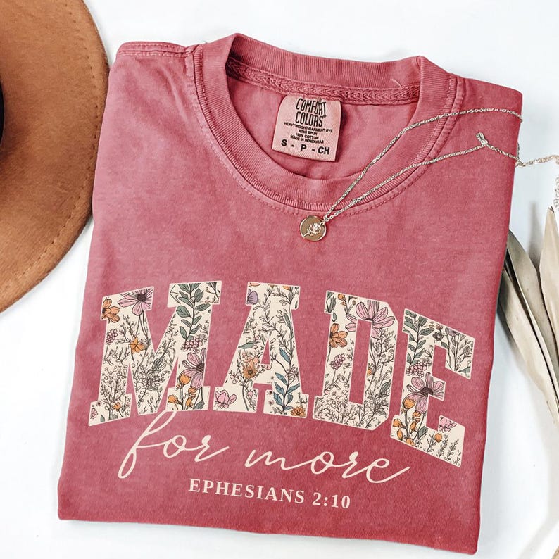 Camisa con versículo bíblico y colores reconfortantes, linda camisa cristiana para mujer Crimson
