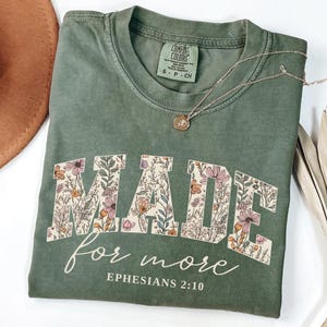 Camisa con versículo bíblico y colores reconfortantes, linda camisa cristiana para mujer Moss