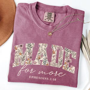 Camisa con versículo bíblico y colores reconfortantes, linda camisa cristiana para mujer Berry