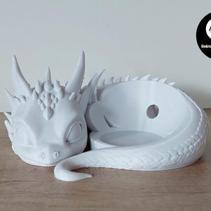 Süsser Drache kompatibel zu Alexa Echo Dot 5 - weiss - 21x9x19 cm - hochwertiger 3D-Druck - Dekoration - niedlich und verspieltes Design