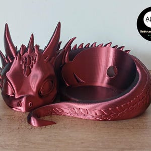Süsser Drache kompatibel zu Alexa Echo Dot 5 - rot/schwarz - 21 x 9 x 19 cm - niedliches & verspieltes Design - hochwertiger 3D-Druck