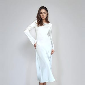 Biała satynowa sukienka maxi, jedwabna sukienka halka, elegancka długa suknia wieczorowa, satynowa suknia ślubna, minimalistyczna suknia ślubna