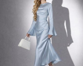 Abito midi in raso, abito da sera con maniche lunghe a campana, abito elegante formale, abito sobrio per invitata a un matrimonio.