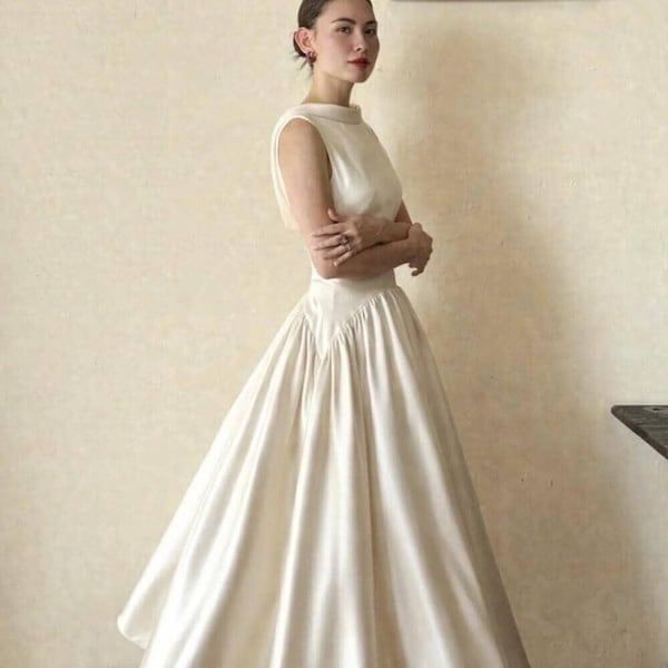 Elfenbensvit satinklänning, ärmlös elegant midiklänning med öppen rygg, bröllopsklänning i Guess-modell, brudtärneklänning, sidenklänning i regency-stil
